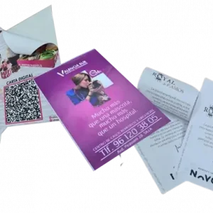Varias etiquetas impresas en papel adhesivo